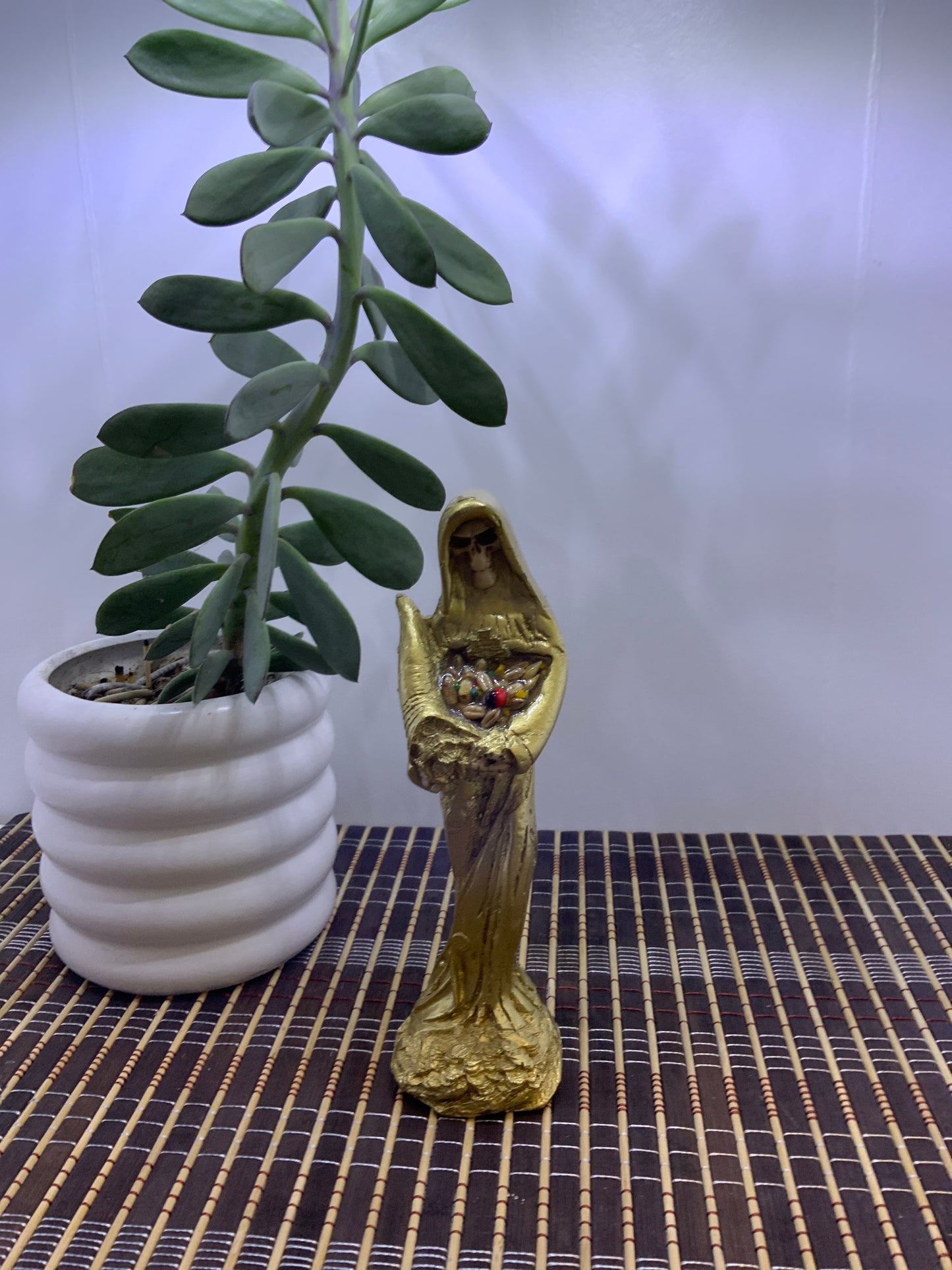 Figura La Santa Dorada Abundancia y justicia