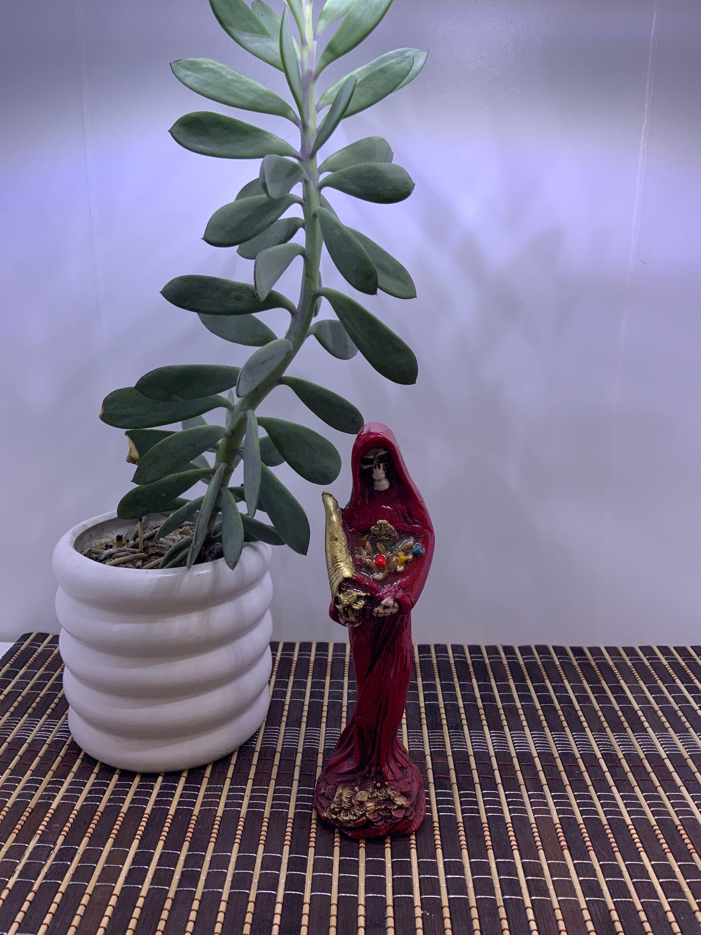 Figura La Santa Roja Abundancia y justicia