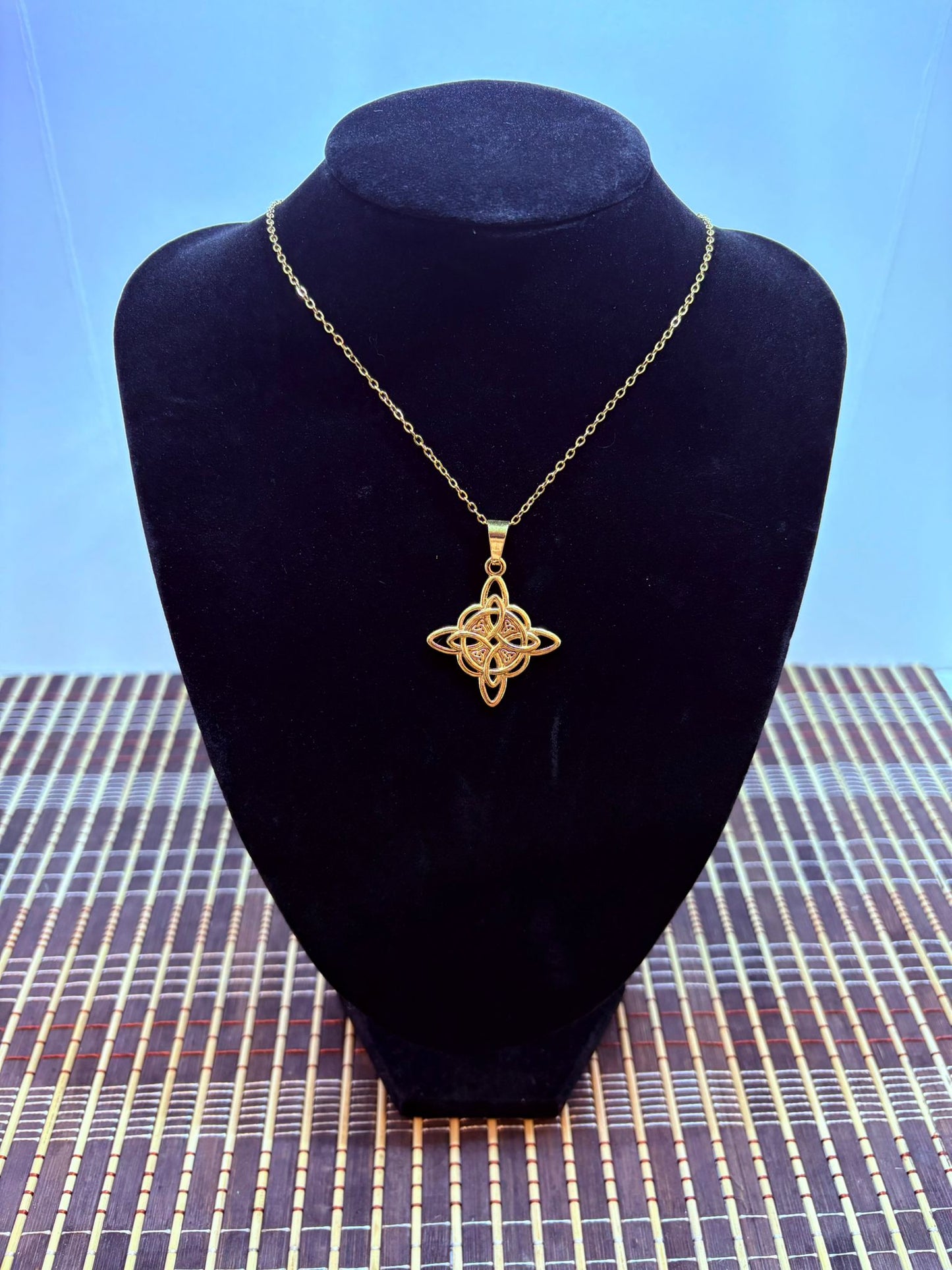 Nudo Bruja Dorado