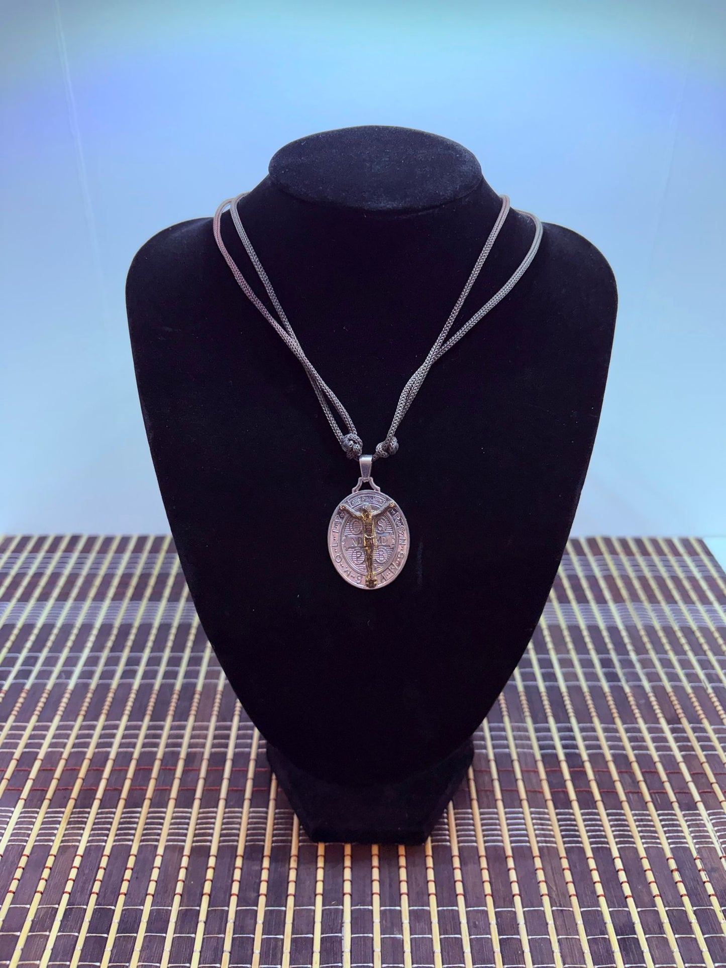 Medalla Cristo con símbolo San Benito