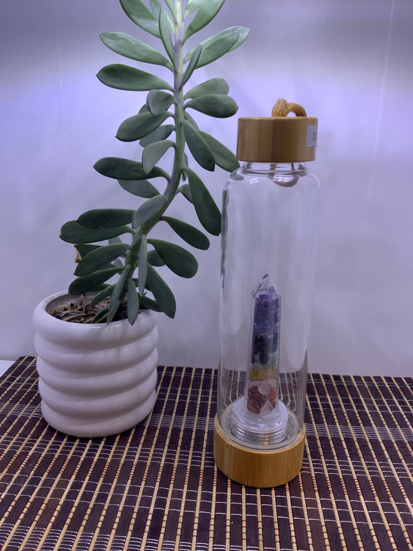Botella vidrio de agua con cuarzos 7 chakras
