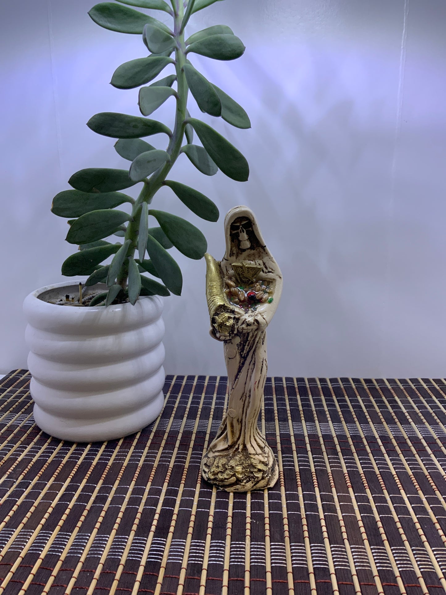 Figura La Santa Blanca Abundancia y justicia