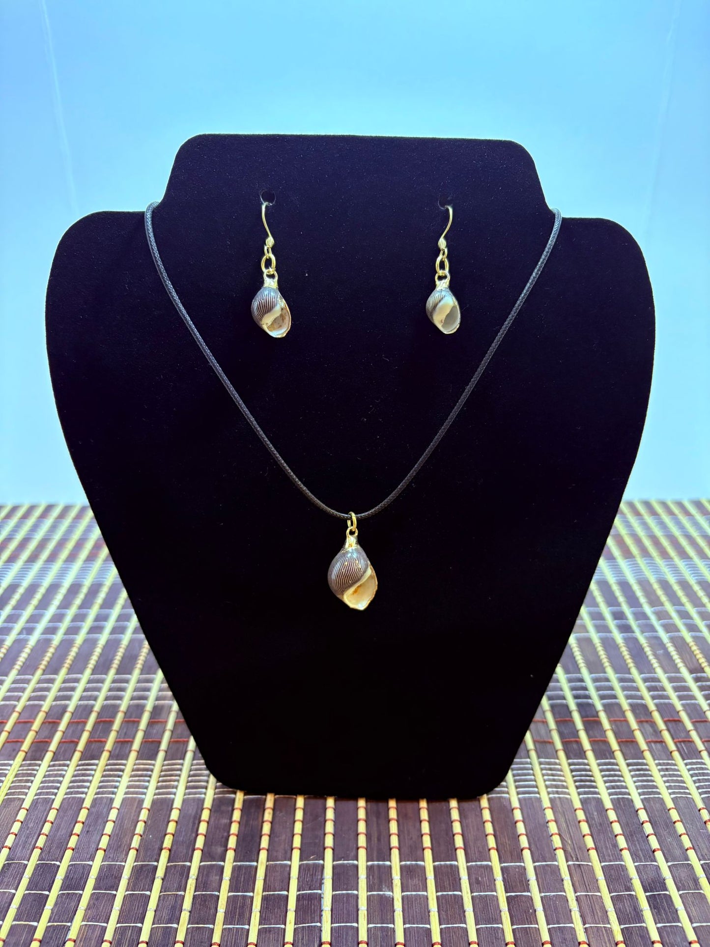 Pantallas (Aretes) y dije Caracol