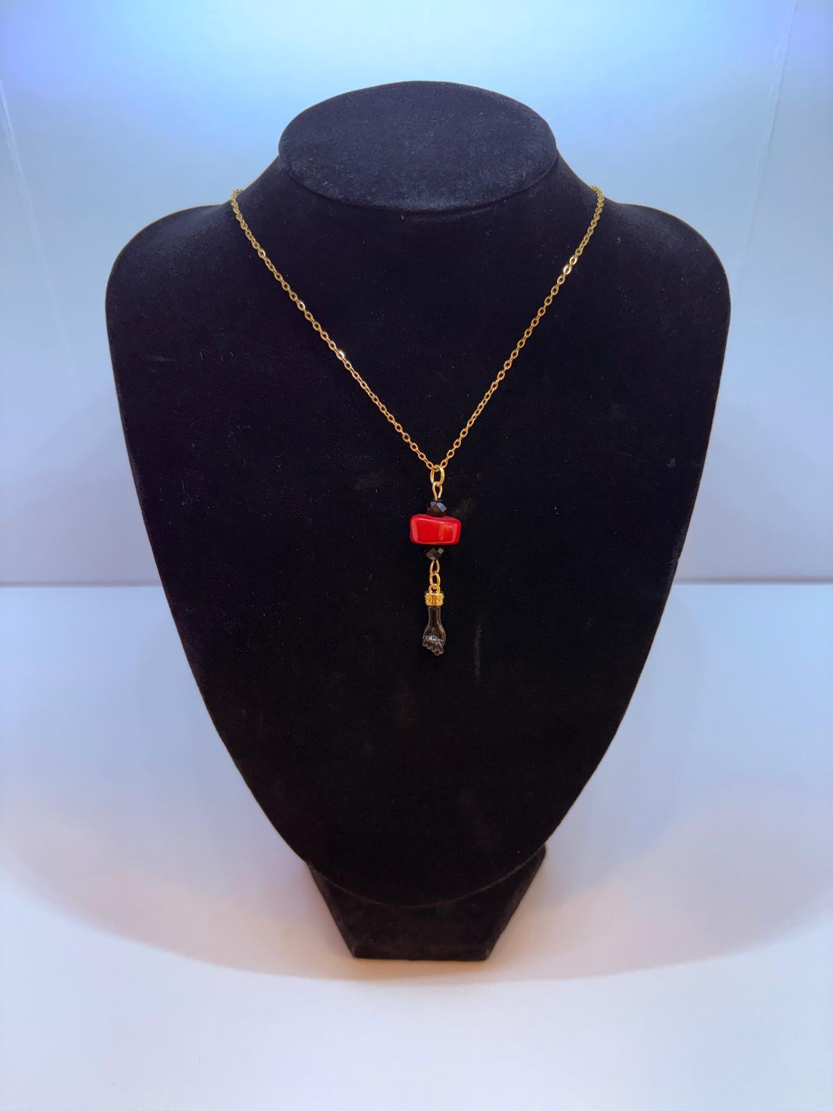 Mano de azabache con coral